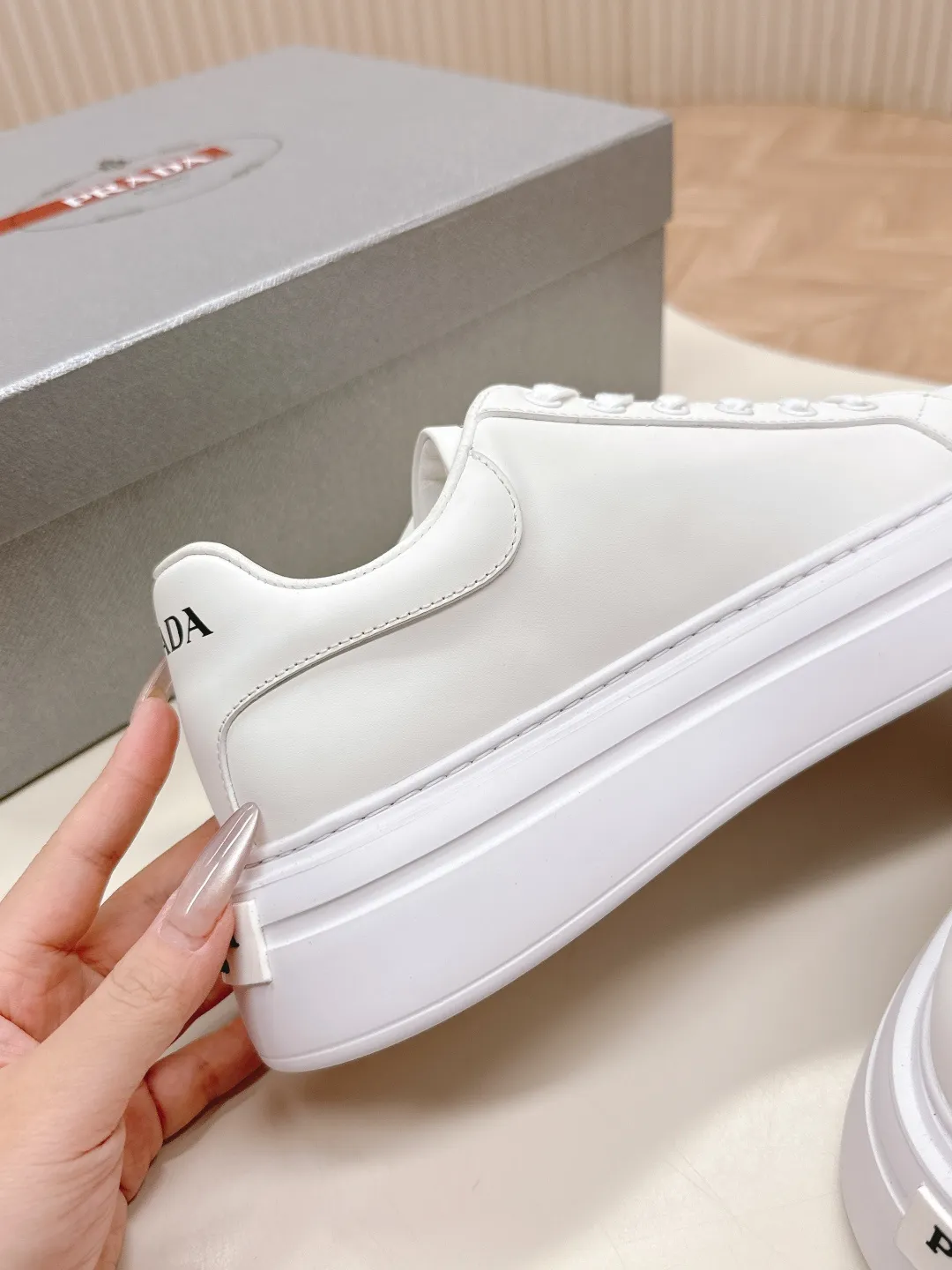 👟👟Ex-factory price 600👟👟 Prada 25ss new casual white shoes, couple style 👫 P fashion white shoes, re-released, high-quality shipments, elegant and generous, comfortable on the feet, super classic, super light and comfortable on the feet Fabric: silky cowhide Lining: water-dyed sheepskin lining + genuine leather foot sole: EVA outsole Code number: 35-45 (40 for women, 45 for men, customized)